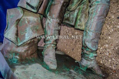  (Photos) La statue de Faidherbe tombe naturellement ce 5 septembre 2017