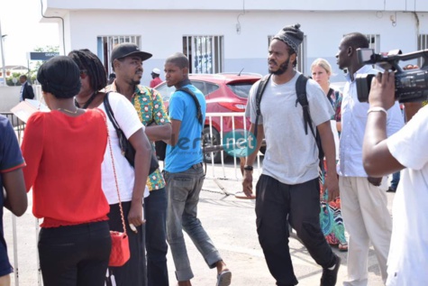 Photos : Ambiance de de l’expulsion de Kemi Séba à l’aéroport Léopold Sédar Senghor
