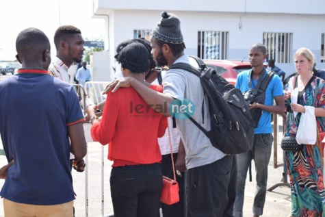 Photos : Ambiance de de l’expulsion de Kemi Séba à l’aéroport Léopold Sédar Senghor