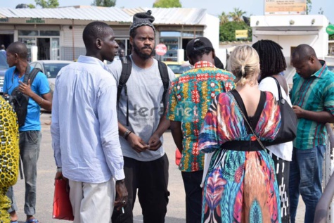 Photos : Ambiance de de l’expulsion de Kemi Séba à l’aéroport Léopold Sédar Senghor