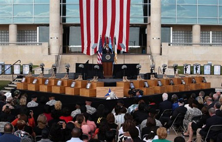 Obama rend hommage aux victimes de Fort Hood lors d'une émouvante cérémonie