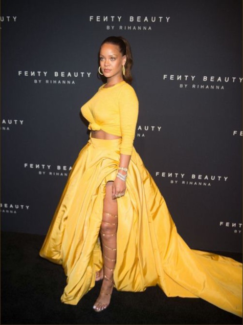 Photos: Rihanna époustouflante dans sa belle robe 