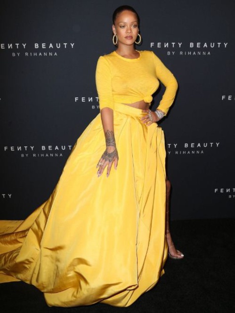 Photos: Rihanna époustouflante dans sa belle robe 