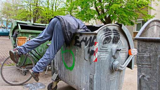 Poursuivi pour avoir "volé" de la nourriture dans une poubelle