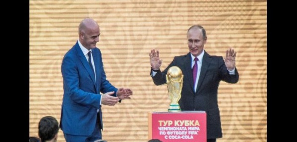 Mondial 2018: Vladimir Poutine lance officiellement, la tournée du trophée de la coupe du monde (vidéo)