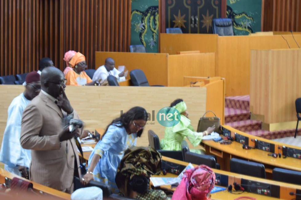 Photos: En images le climat qui règne dans l’hémicycle – Regardez !