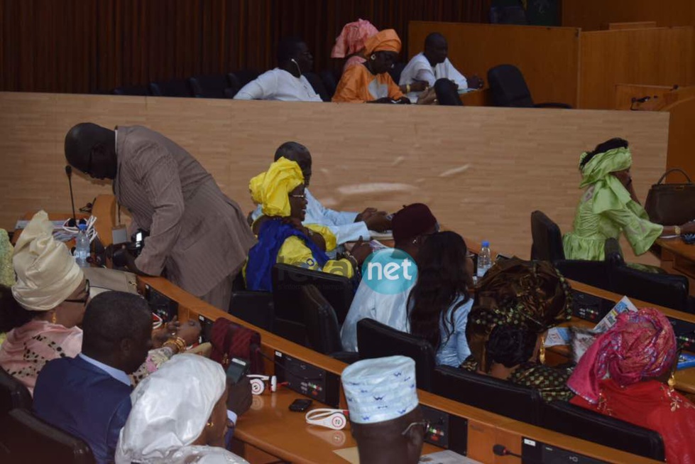 Photos: En images le climat qui règne dans l’hémicycle – Regardez !