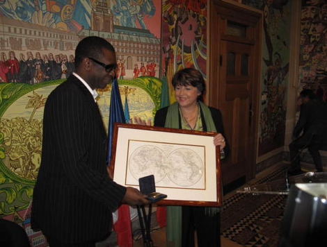 Ce matin, Martine Aubry a remis à Youssou N'Dour la médaille de la Ville. La cérémonie s'est déroulée en mairie de Lille en présence d'assos liées au jumelage entre Lille et Saint-Louis du Séné