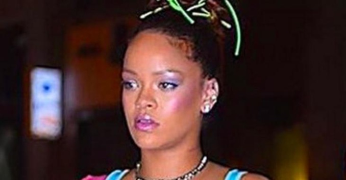 La tenue de Rihanna pour sortir en boîte, fait mourir le web. Découvrez ce qu'elle a osé porter !