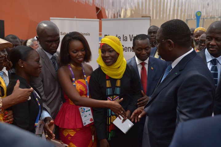 Oumy Ndour a bel et bien serré la main du Président Macky Sall: Une image qui a créé une …