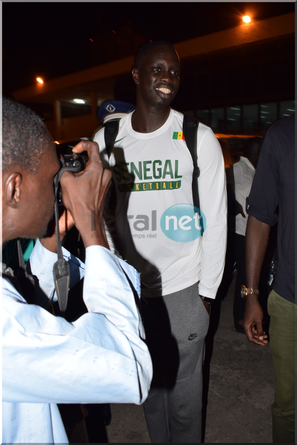  Les "Lions" du basket, accueillis comme des héros à l’aéroport Leopold Sedar Senghor (images)  