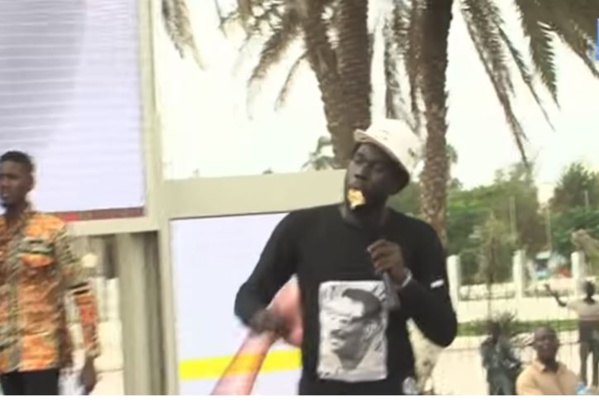 Manifestation anti- Franc Cfa: Le rappeur Keman avale un billet de 500F Cfa (Vidéo)