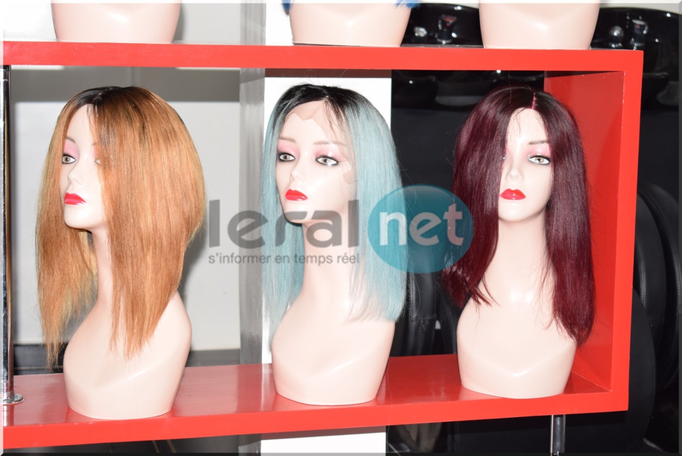 Taco Afro Coiffure, un salon de coiffure afro et d’esthétique moderne, du gris anthracite et noir, au décor design et aux murs ornés de grands miroirs.
