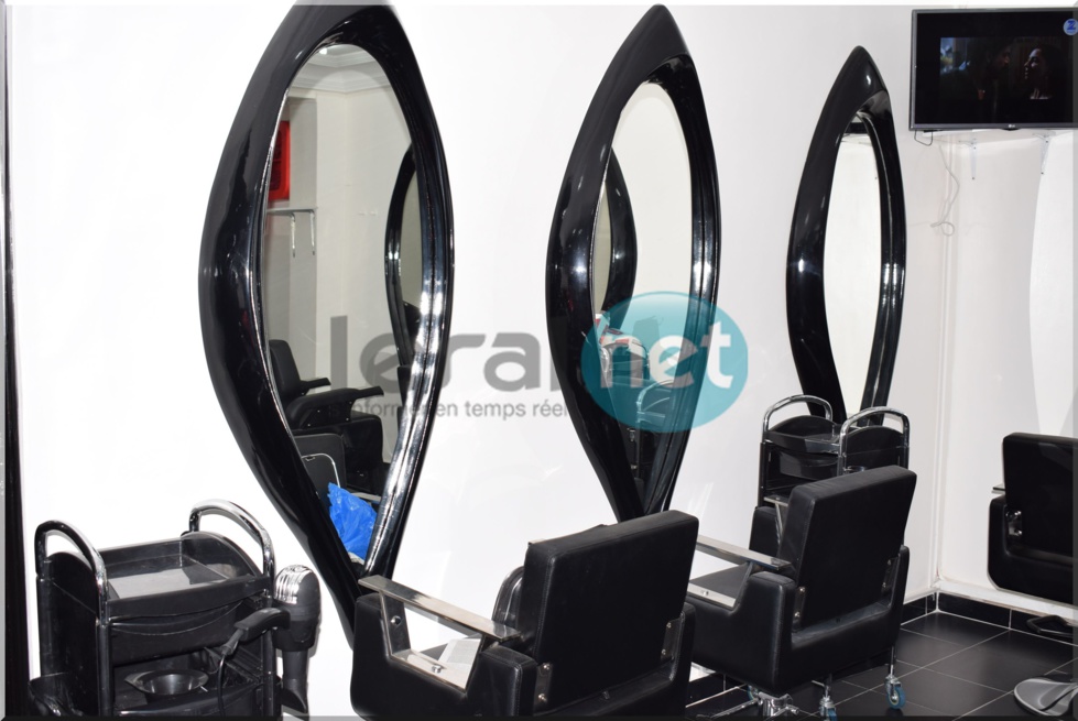 Taco Afro Coiffure, un salon de coiffure afro et d’esthétique moderne, du gris anthracite et noir, au décor design et aux murs ornés de grands miroirs.