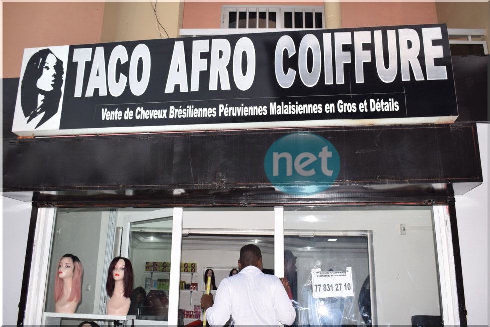 Taco Afro Coiffure, un salon de coiffure afro et d’esthétique moderne, du gris anthracite et noir, au décor design et aux murs ornés de grands miroirs.