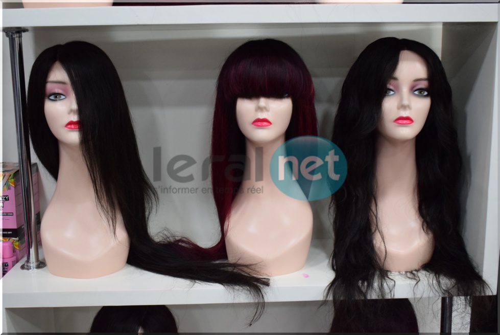 Taco Afro Coiffure, un salon de coiffure afro et d’esthétique moderne, du gris anthracite et noir, au décor design et aux murs ornés de grands miroirs.