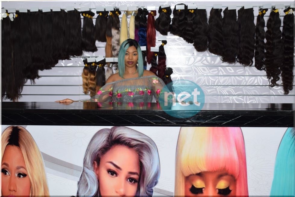 Taco Afro Coiffure, un salon de coiffure afro et d’esthétique moderne, du gris anthracite et noir, au décor design et aux murs ornés de grands miroirs.
