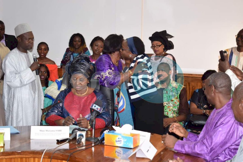 (13 Photos) Passation de service entre le ministre sortant, Viviane Laure Elisabeth Bampassy et son successeur, Mariama Sarr