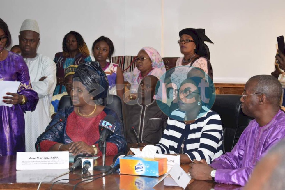 (13 Photos) Passation de service entre le ministre sortant, Viviane Laure Elisabeth Bampassy et son successeur, Mariama Sarr