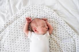 Syndrome de la tête plate : Coucher bébé sur le dos, n’augmente pas le risque !