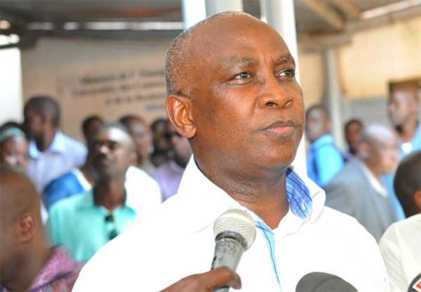 Les 690 élèves-maîtres encerclent le ministre de l'Education,Serigne Mbaye Thiam Les 690 élèves-maîtres encerclent le ministre de l'Education,Serigne Mbaye Thiam