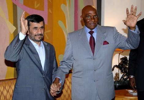 Ahmadinejad à Dakar, soutien du Sénégal sur le dossier du nucléaire