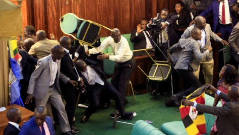 Ouganda: une séance autour de la limite d'âge du président tourne au pugilat