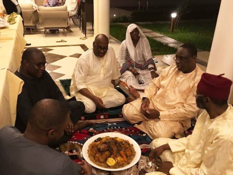 Tamkharite : Mouhamadou Makhtar Cissé et Macky Sall devant un bon bol de Thiéré