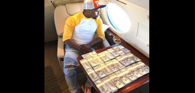 Floyd Mayweather déclare qu’il est officiellement, »milliardaire »(photos)