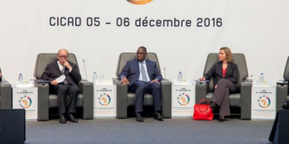 Jean-Yves Le Drian, Macky Sall et Federica Mogherini lors du Forum sur la paix et la sécurité de Dakar, en décembre 2016. © DR / Forum Dakar