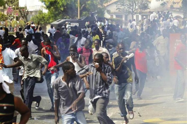 Pluie de lacrymogènes dans l’enceinte de l’hôtel de ville de Dakar, lors de la rencontre des ‘’khalifistes’’
