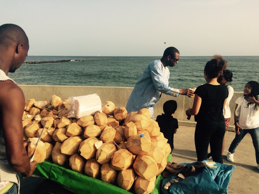 Photos : Youssou Ndour et ses enfants en train de boire du lait de coco non loin de l'embarcadère de Gorée