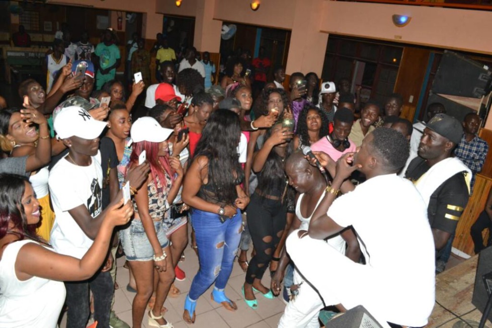 Photos : Momo Dieng enflamme le Ravin Night …tout était permis, hyper chaud avec ses fans