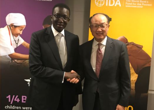 Twitter : Amadou Bâ félicité par Jim Yong Kim, le président de la Banque mondiale pour les performances économiques récentes du Sénégal incluant le plus faible taux de retard de croissance chez l'enfant en Afrique.