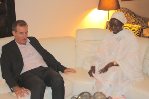 SEM Christophe Bigot, l'Ambassadeur de la France au Sénégal, a présenté à ses condoléances à la chanteuse Coumba Gawlo Seck