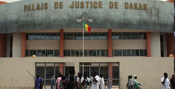 Tribunal de Dakar :  Un ancien militaire se met tout nu devant les juges et fait suspendre l’audience