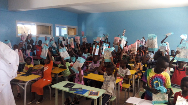Photos : El Malick Seck offre 50 000 cahiers aux écoliers de Thiès