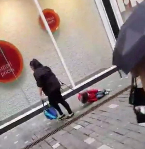 Une mère qui traîne son fils avec une laisse, choque tous les passants dans la rue