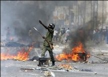 Les ambulants affrontent les forces de l’ordre