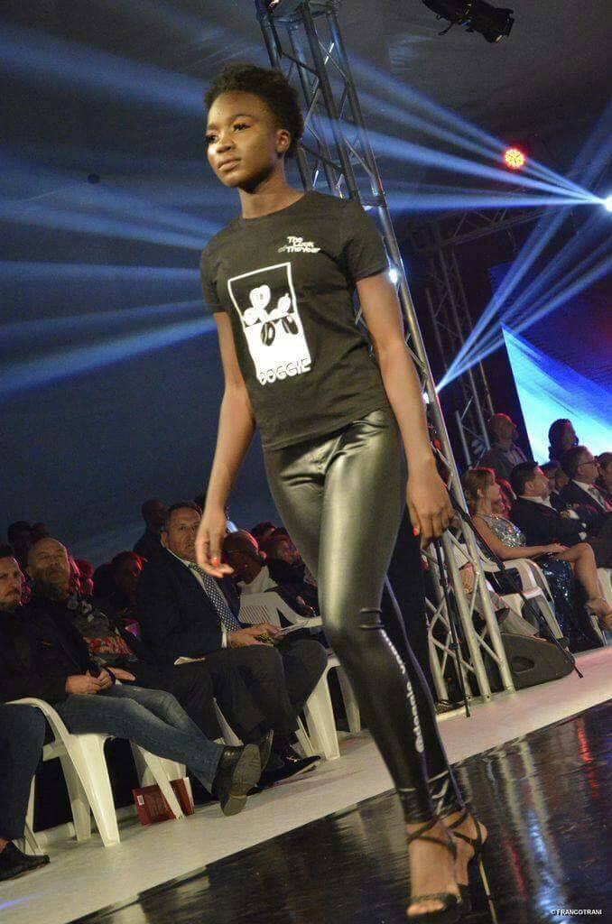 (Photos) Ndack Niki Guèye: La Sénégalaise à la noirceur d'ébène qui éblouit les podiums d'Italie...