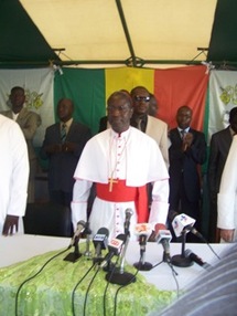 [ Photos-Audio ] Meeting presidé par le Cardinal Sarr et Protestations