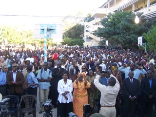 [ Photos-Audio ] Meeting presidé par le Cardinal Sarr et Protestations