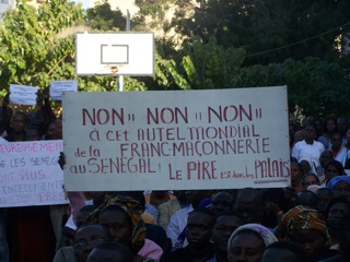 [ Photos-Audio ] Meeting presidé par le Cardinal Sarr et Protestations