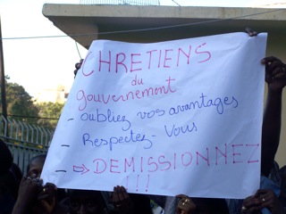 [ Photos-Audio ] Meeting presidé par le Cardinal Sarr et Protestations