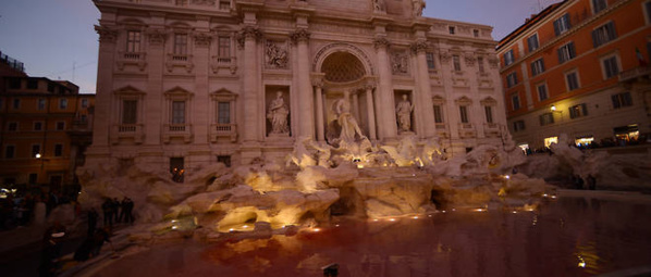 Stupeur à Rome : la fontaine de Trevi devient rouge