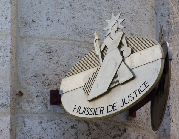 Vol, usurpation de fonction, faux et usage de faux, escroquerie : Un ex-employé d’un célèbre huissier de justice, risque gros