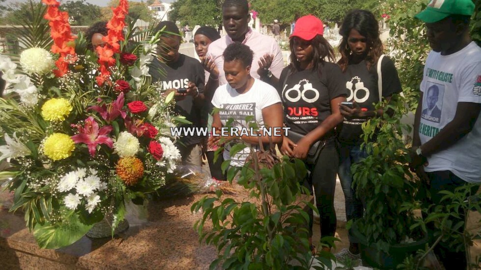 (Photos) Les jeunes socialistes se recueillant sur la tombe de Senghor en ce jour de Toussaint avec leurs tee shirt "Liberez khalifa".