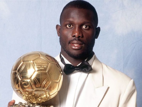 George Weah, est un joueur de football international libérien devenu homme politique. Attaquant de renom, il remporte en 1995 le Ballon d'or récompensant le meilleur joueur évoluant en Europe George Weah, est un joueur de football international libérien devenu homme politique. Attaquant de renom, il remporte en 1995 le Ballon d'or récompensant le meilleur joueur évoluant en Europe