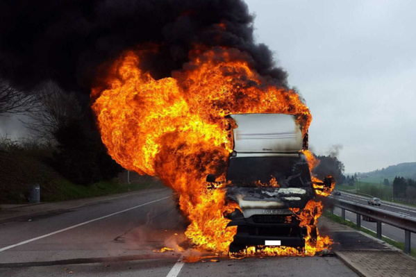 Accident à Diamaguène-Sicap Mbao : Un camion percute un fil électrique et prend feu