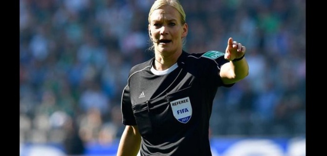 Football: découvrez la première femme arbitre d’un grand championnat européen (photos)